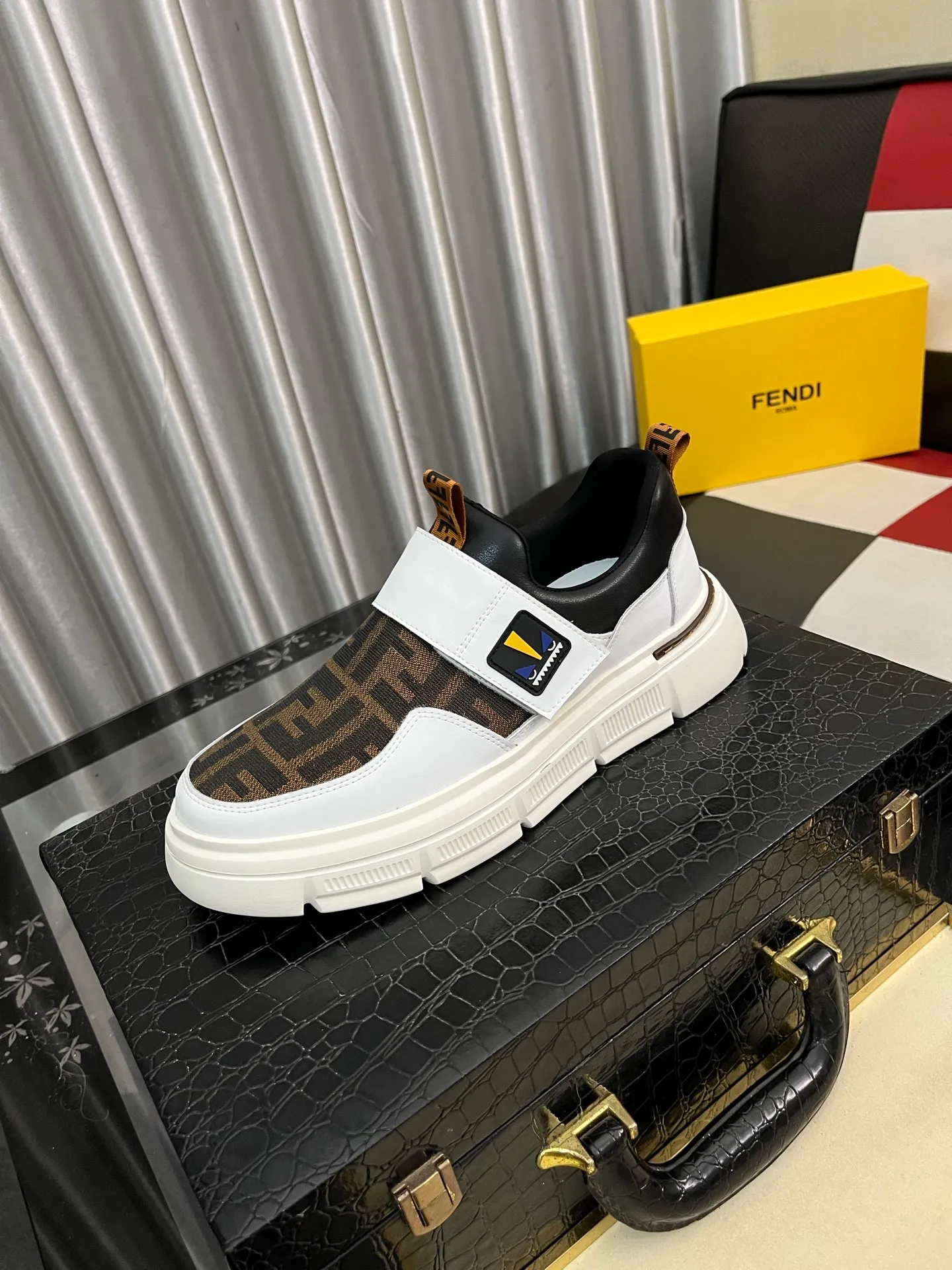 Men's Men's Shoes💰420⌚️⌚️[FENDI] Fendi's classic and comfortable men's, this complex sneaker is made of soft calfskin➕genuine leather lining➕original ultra-light rubber material with rough outsole. This unique light style is suitable for the casual and refined sensibility of this season. It is comfortable and natural on the feet. It is an everyday style for casual travel in autumn and winter! Code number: 38−443️⃣Colors available